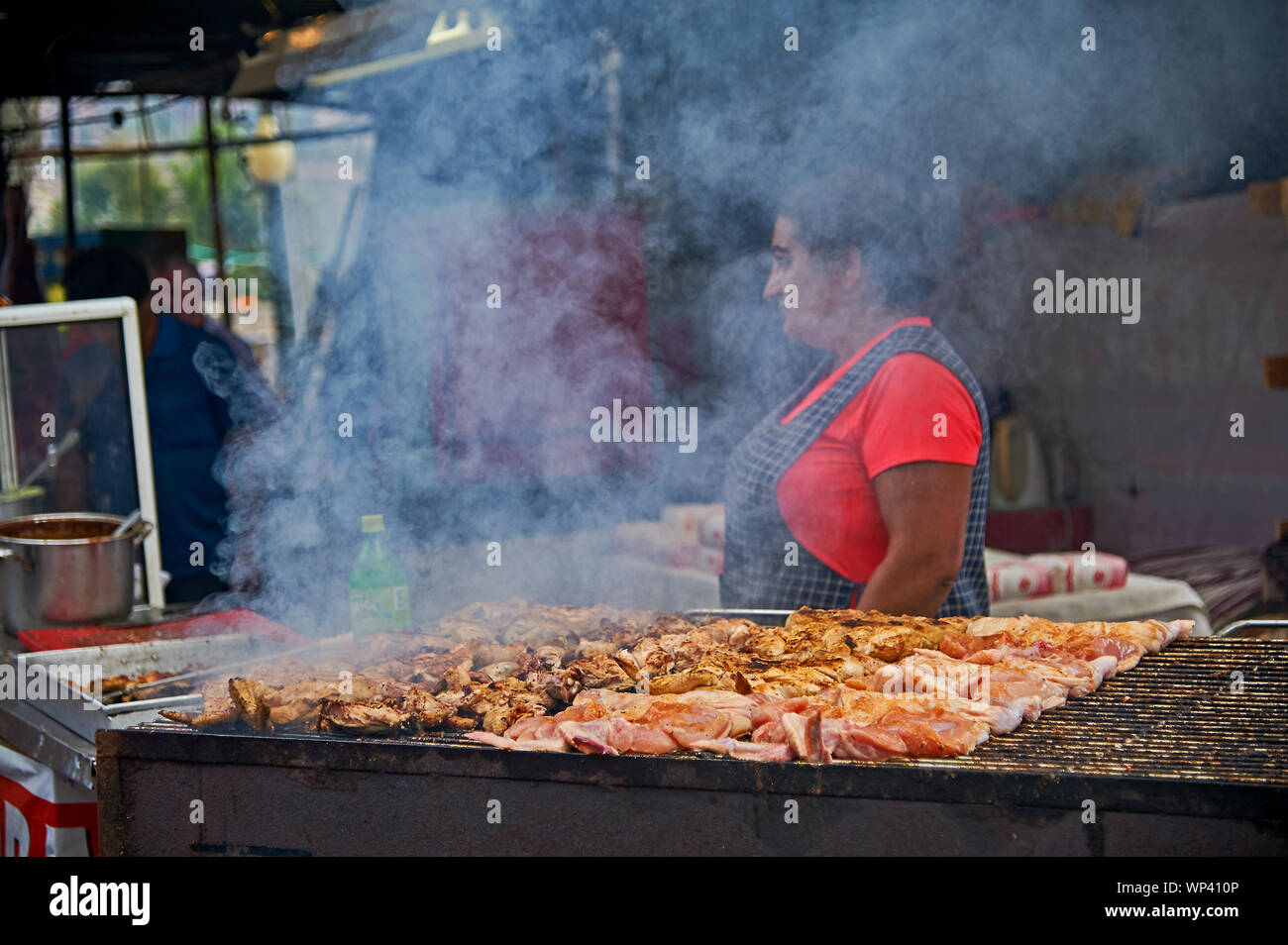 Funchal, Madeira e uno stallo la cottura di cibo di strada in Le Monde area della città Foto Stock