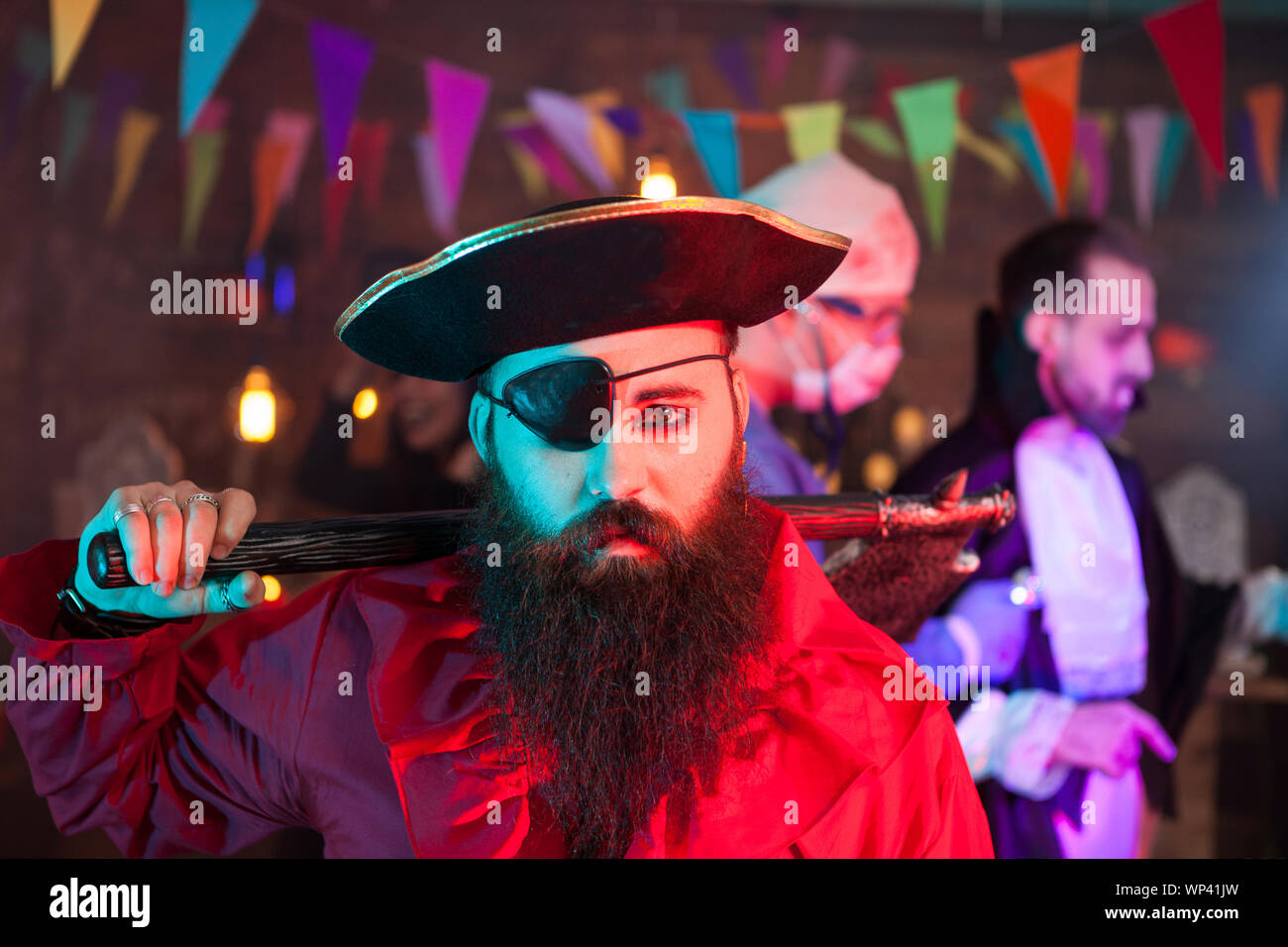 Ritratto di uomini belli vestito come un pirata triste al raduno di  Halloween. Attraente uomo in un costume pirata Foto stock - Alamy