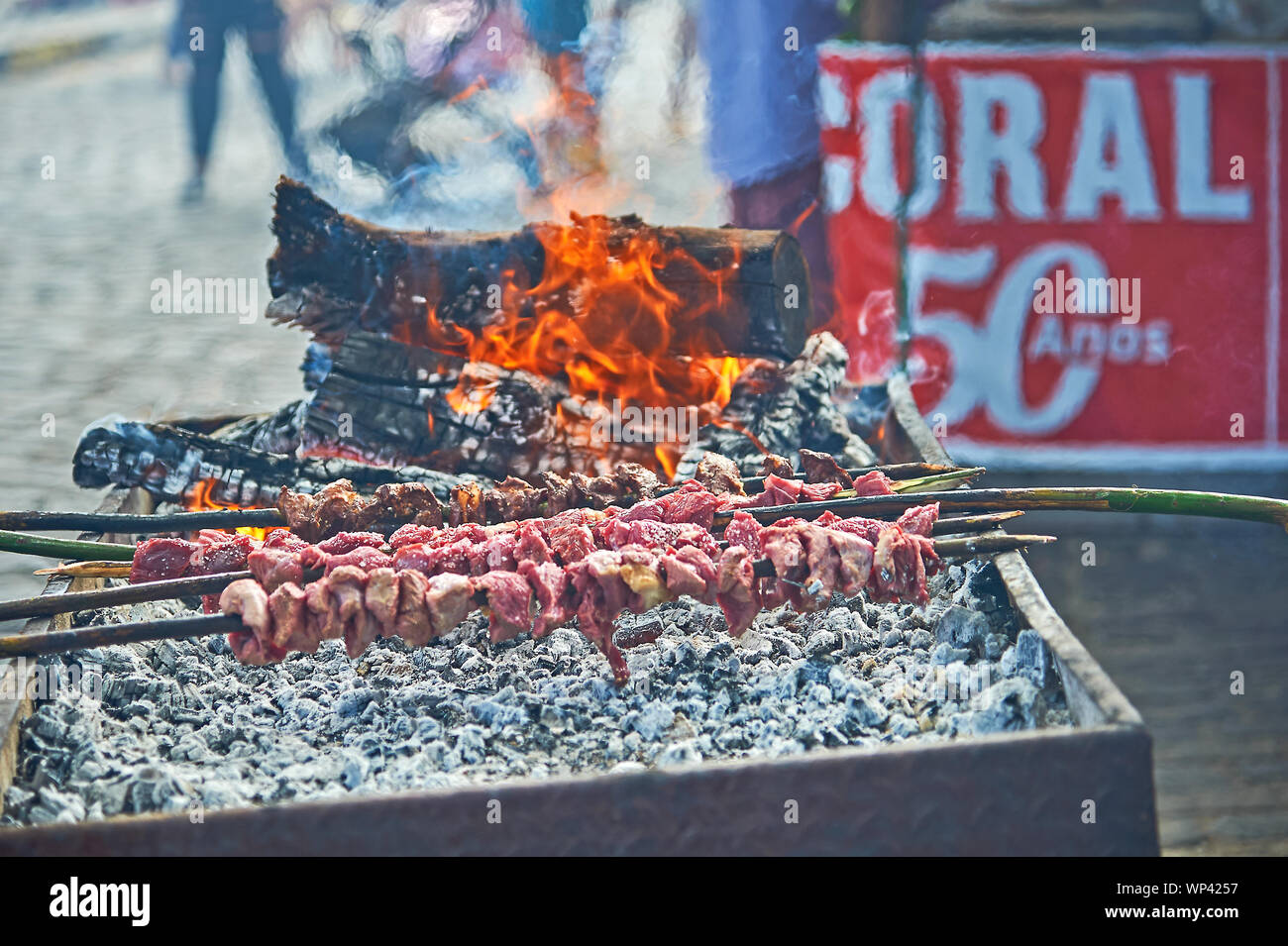 Funchal, Madeira e tradizionali "mangiare su una stick' spiedini cottura su una strada aperta al barbecue. Foto Stock