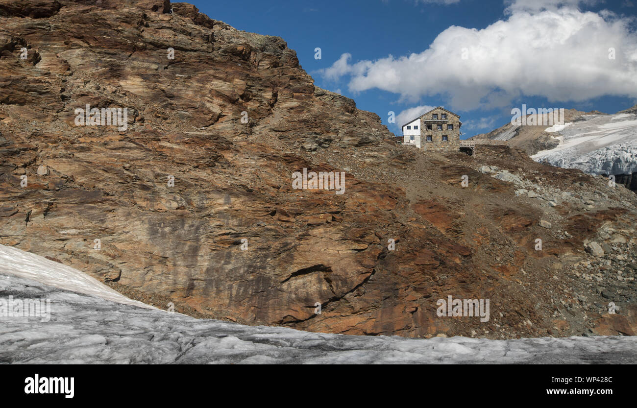 Cabina di montagna nelle Alpi Svizzere. Foto Stock