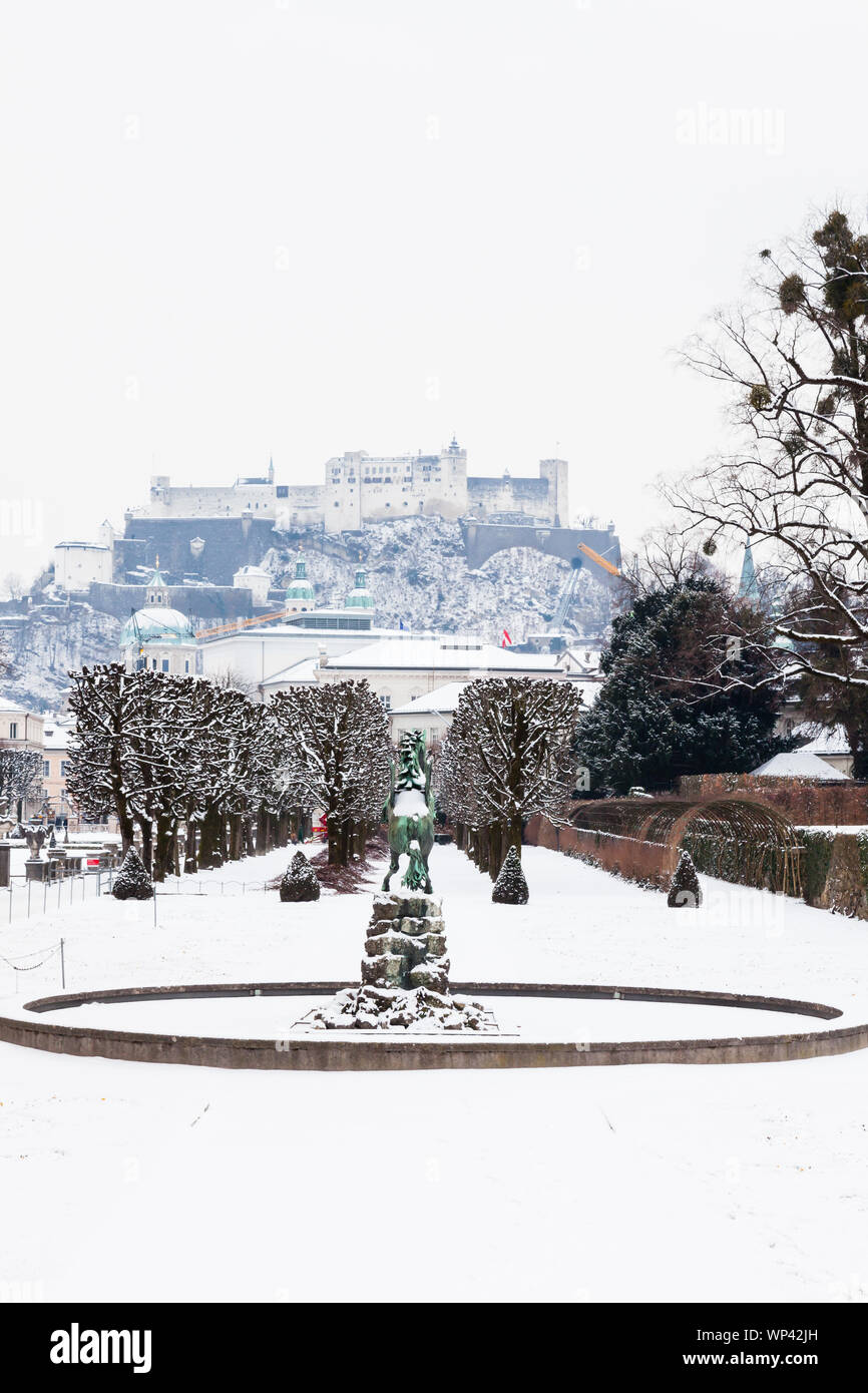 Una metà inverno vista attraverso i Giardini Mirabell a Salisburgo, Austria. Sullo sfondo si vede la Fortezza Hohensalzburg seduta in cima Festungsberg. Foto Stock