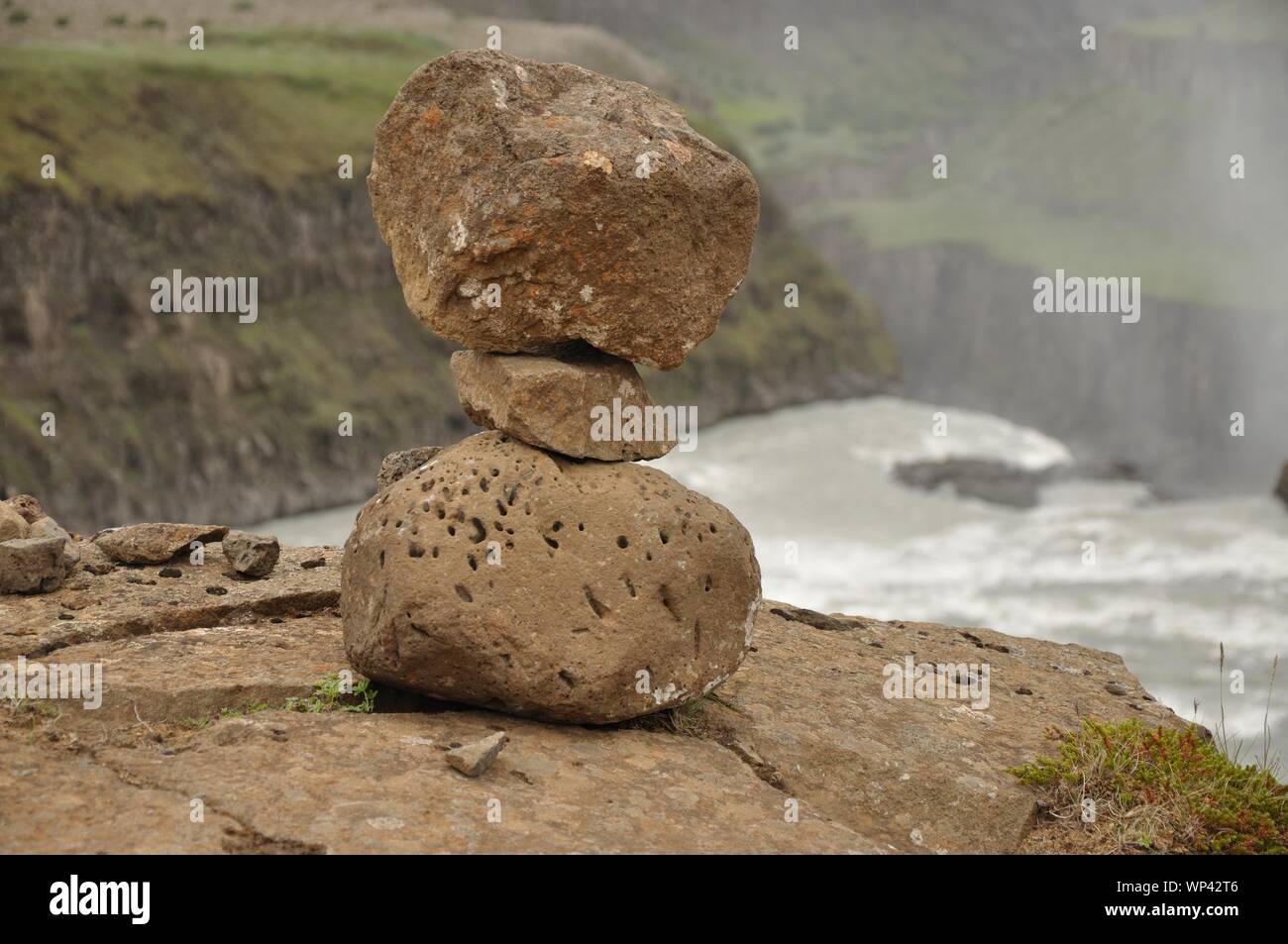 Am Gullfoss von Menschen gebaute kleine Steinfiguren. Foto Stock