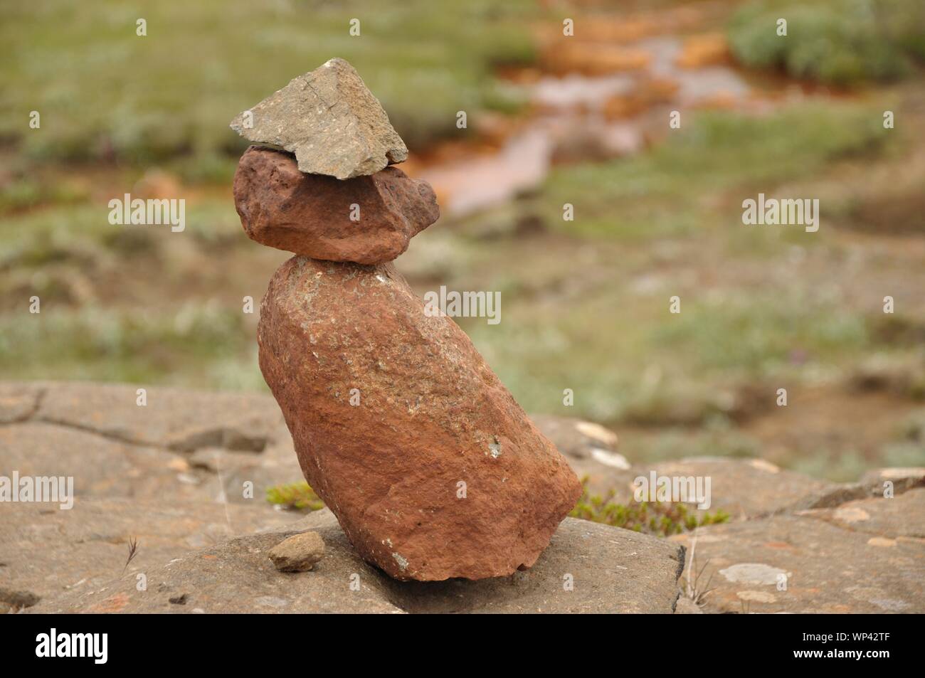 Am Gullfoss von Menschen gebaute kleine Steinfiguren. Foto Stock