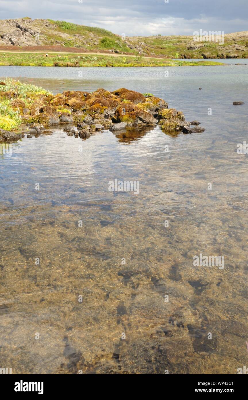 Größter vedere isole - der Pingvallavatn mit schroffen Felsbuchten in einer wunderbaren Landschaft. Foto Stock