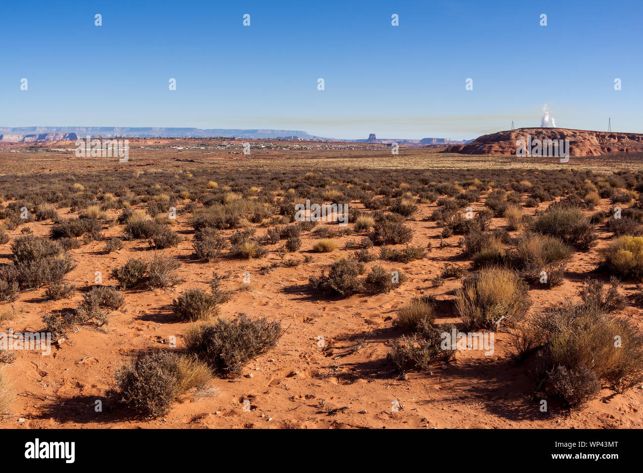 Vista dal deserto dell Arizona verso la pagina che mostra l'inquinamento all'orizzonte Foto Stock