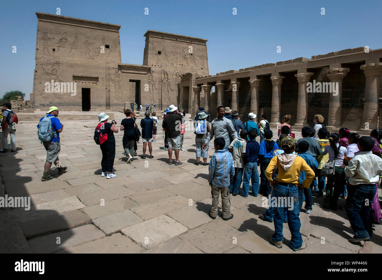 Il Tempio di Iside sull isola di Philae (Agilqiyya Isola) in Egitto. Questa visualizzazione mostra il primo est colonnato. Foto Stock