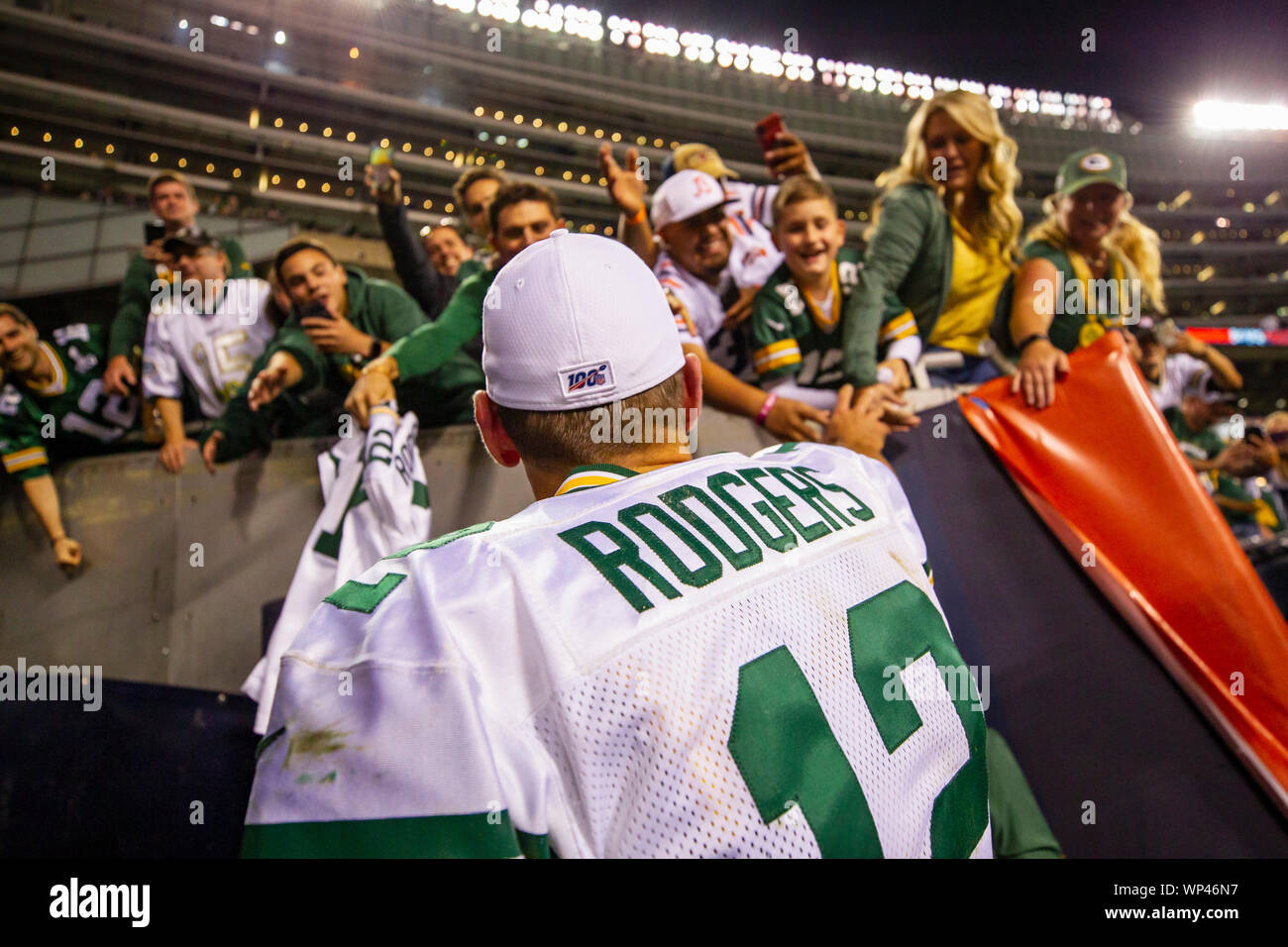 Chicago, Illinois, Stati Uniti d'America. 05 Sep, 2019. - Confezionatrici Quarterback #12 Aaron Rodgers saluta i fan dopo il gioco di NFL tra Green Bay Packers e Chicago Bears al Soldier Field di Chicago, IL. Fotografo: Mike Wulf Credito: csm/Alamy Live News Foto Stock