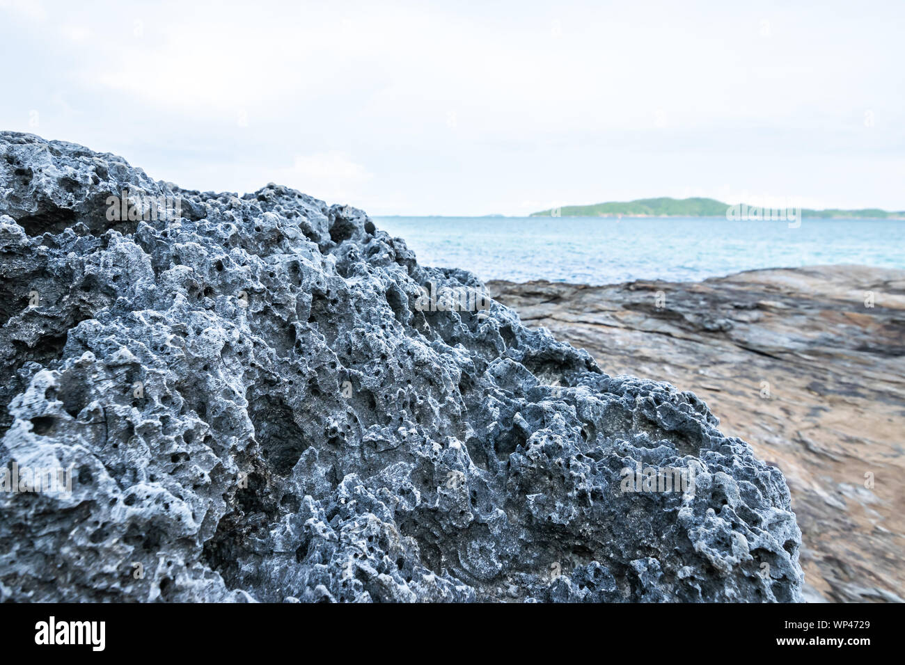 Vista della spiaggia di roccia a Khao Laem Ya-Mu Ko Samet Parco Nazionale del Golfo di Thailandia fuori del litorale di Rayong Thailandia Foto Stock