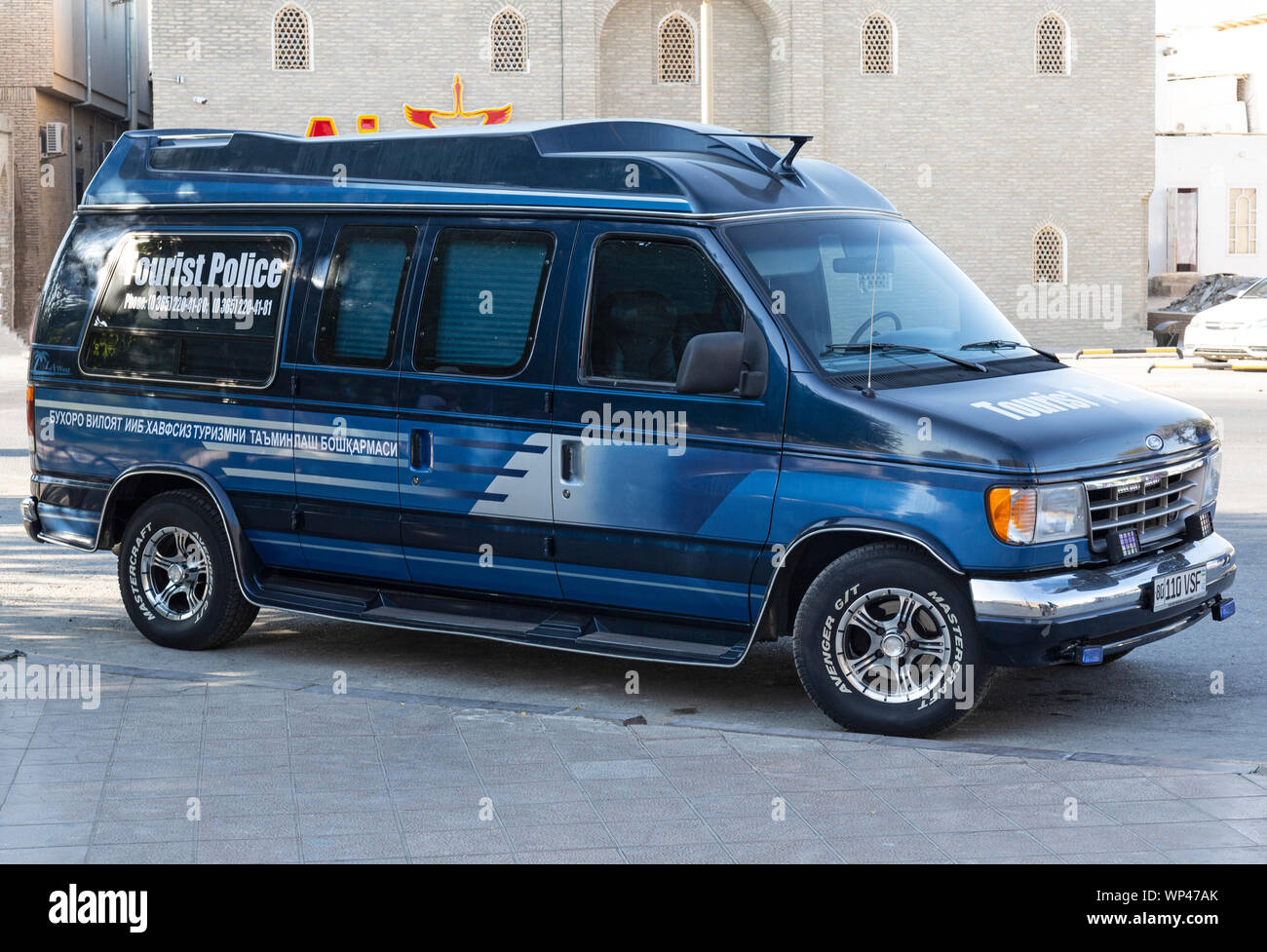 Un minibus Ford appartenente all'Uzbekistan Polizia Turistica parcheggiati sul lato di una strada a Bukhara, Uzbekistan. Foto Stock