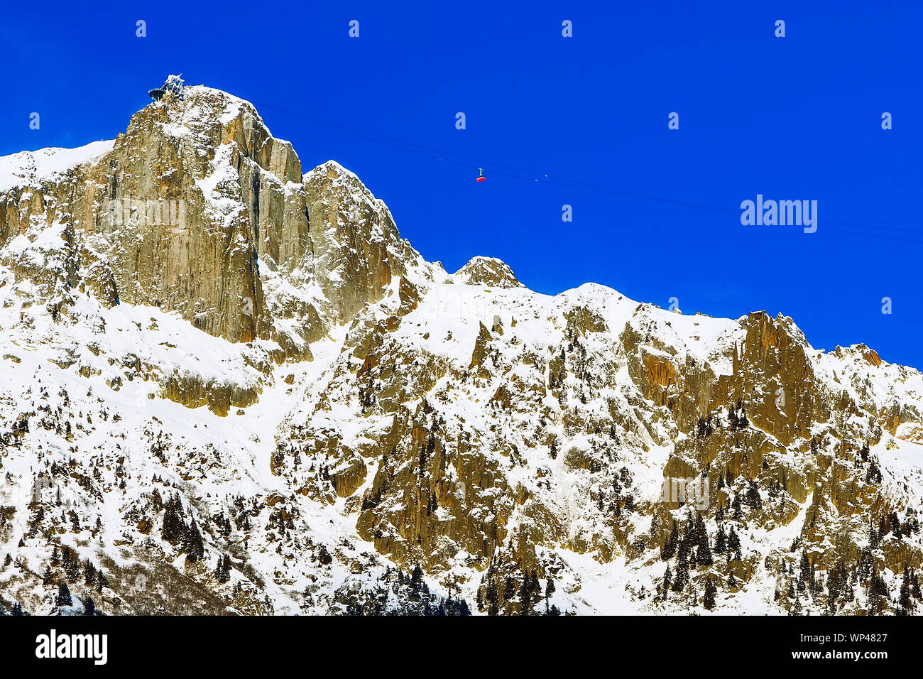 Inverno Sci di montagna travel vacation sfondo. Macchina di cavo cabina del tram, alta montagna di neve il panorama dei picchi in Chamonix, Francia Foto Stock