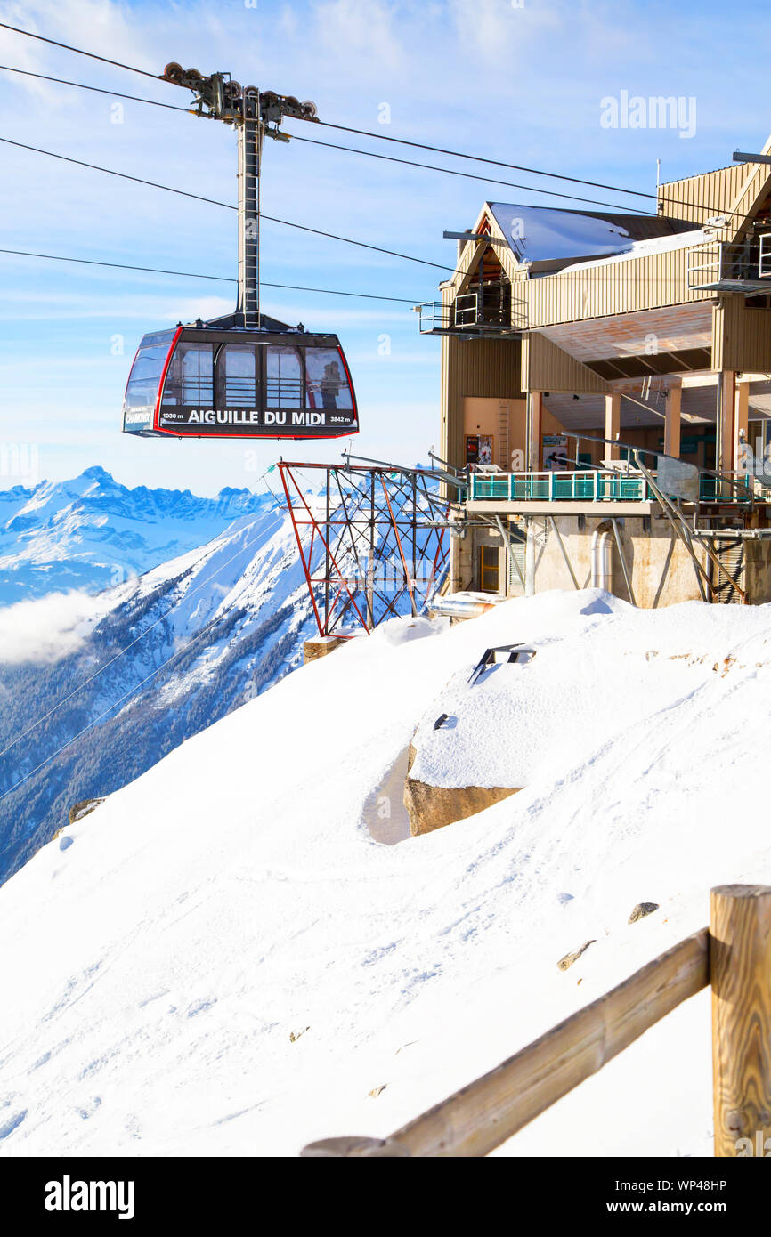 Chamonix, Francia - 28 Gennaio 2015: Funivia da Chamonix al vertice dell'Aiguille du Midi e stazione di sollevamento in alta montagna Chamonix, Fr Foto Stock