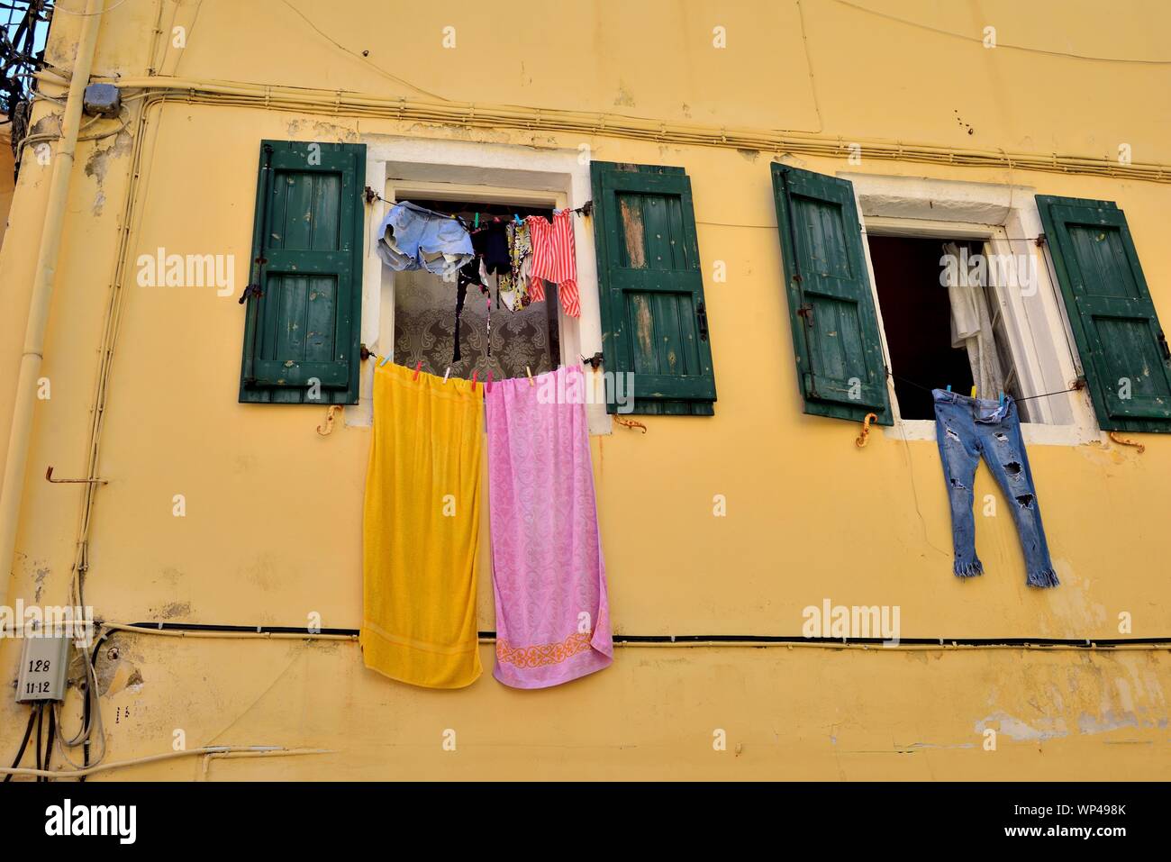 Panni stesi fuori di windows,l'asciugatura,Corfu Old Town,Corfù, Grecia, ISOLE IONIE Foto Stock