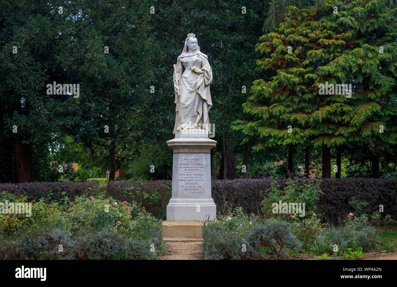 Statua della regina Victoria per commemorare il suo Giubileo d oro nel 1887 in Abbey Gardens, Abingdon-on-Thames, Oxfordshire, sud-est dell'Inghilterra, Regno Unito Foto Stock