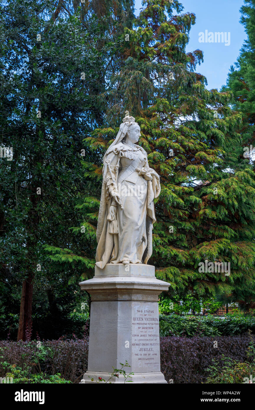 Statua della regina Victoria per commemorare il suo Giubileo d oro nel 1887 in Abbey Gardens, Abingdon-on-Thames, Oxfordshire, sud-est dell'Inghilterra, Regno Unito Foto Stock