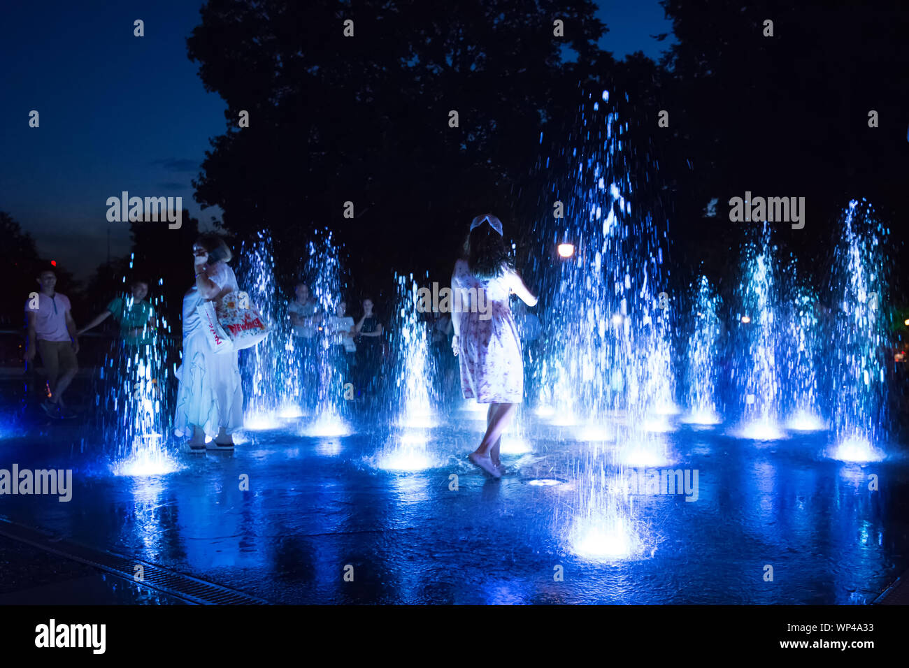 PLOVDIV, Bulgaria - 22 Giugno 2019: centro di Plovdiv è l'host della Capitale Europea della Cultura nel 2019; ballerini luci fontana di Plovdiv Foto Stock
