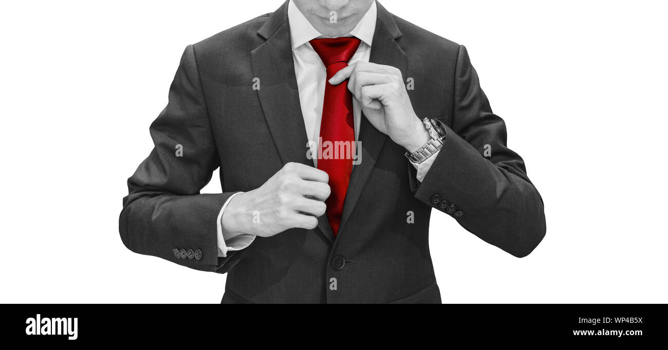 Imprenditore in abito nero di legatura cravatta rossa, su sfondo bianco Foto Stock