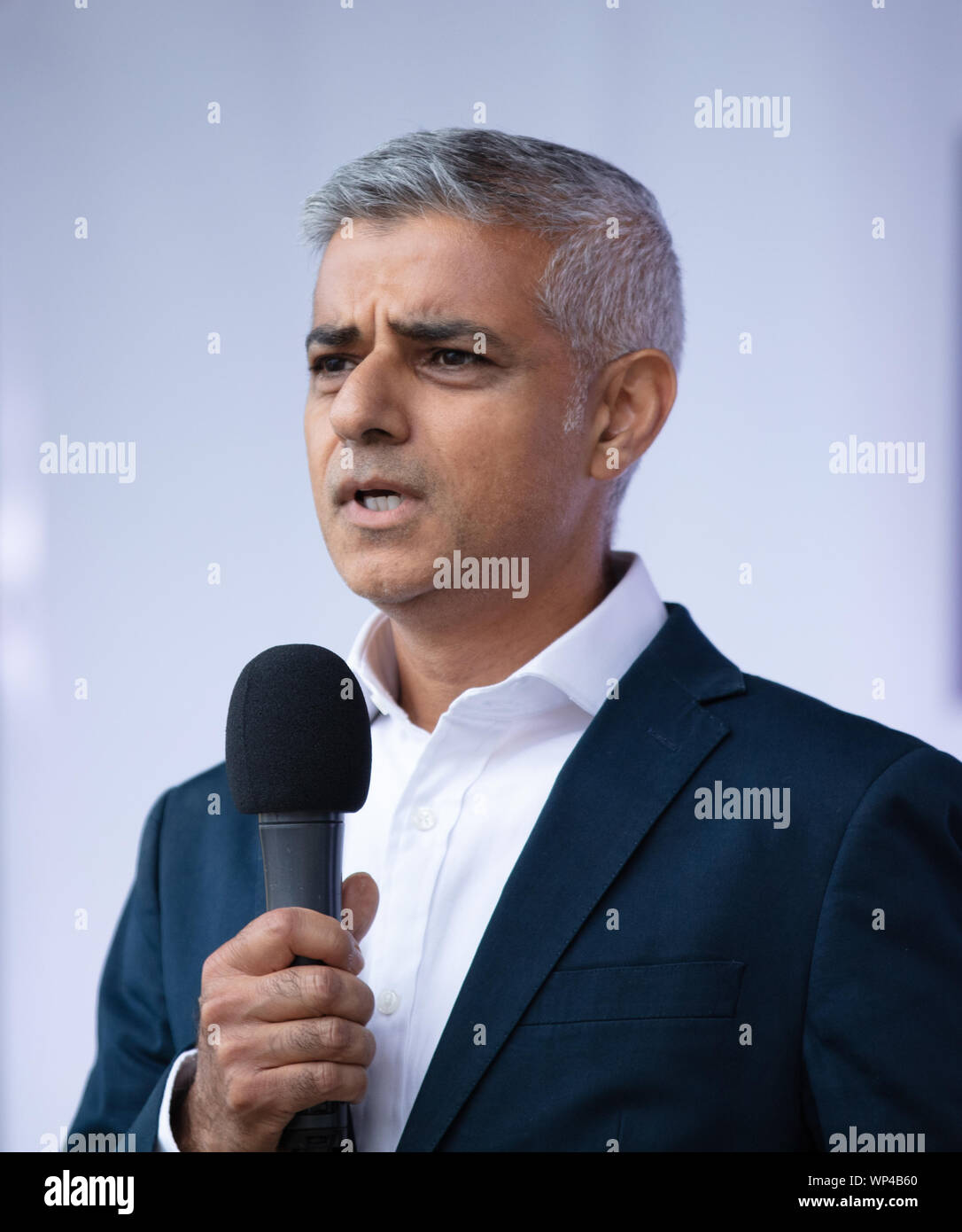 Londra, Regno Unito. 4th settembre 2019. Sadiq Khan, politico britannico, membro del partito del lavoro e sindaco di con microfono. Credit: Joe Kuis / Alamy News Foto Stock