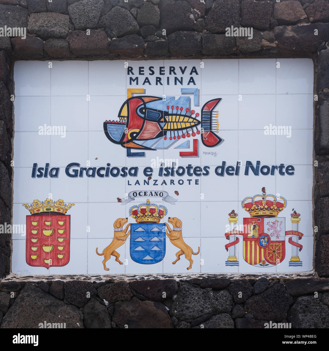 Orzola,Lanzarote, Spagna Ottobre 15 2018: segno per per la riserva marina del 'Graciosa Island e le piccole isole del nord' con un dipinto di pesce Foto Stock