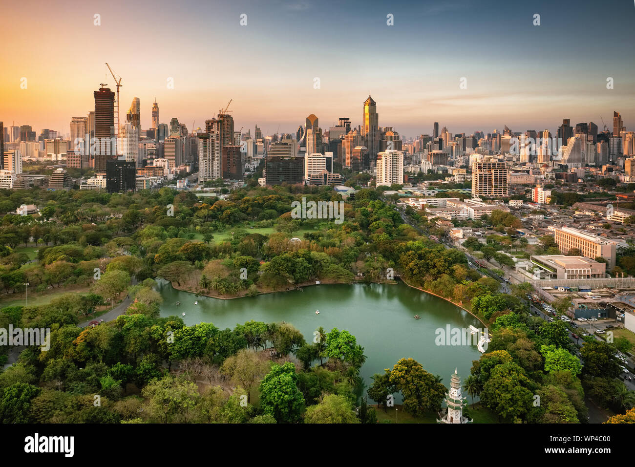 I moderni grattacieli e Lumpini Park al tramonto nel centro cittadino di Bangkok Foto Stock