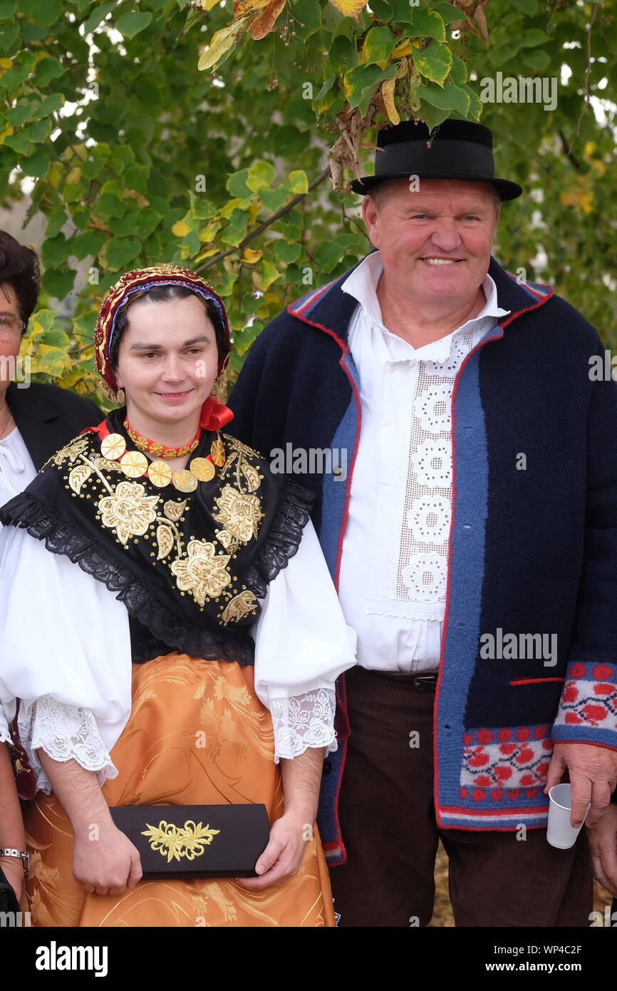 Persone vestite in costumi folcloristici andare in chiesa durante la Santa Messa il giorno del Ringraziamento in Stitar, Croazia Foto Stock