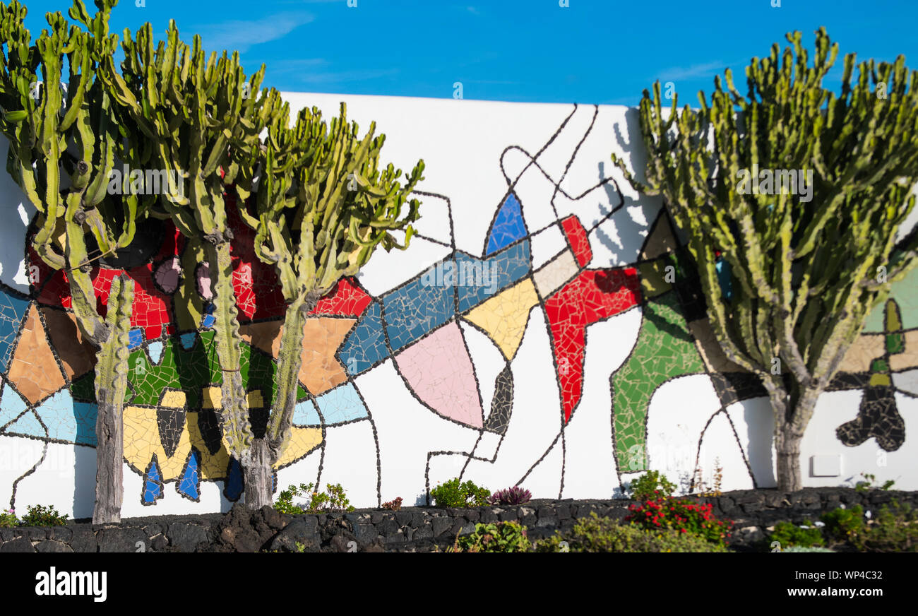 Lanzarote, Spagna Ottobre 15 2018: murale colorato e Euphorbia succulenta palnts presso il Cesar Manrique Foundation, casa del famoso artista un popolare Foto Stock