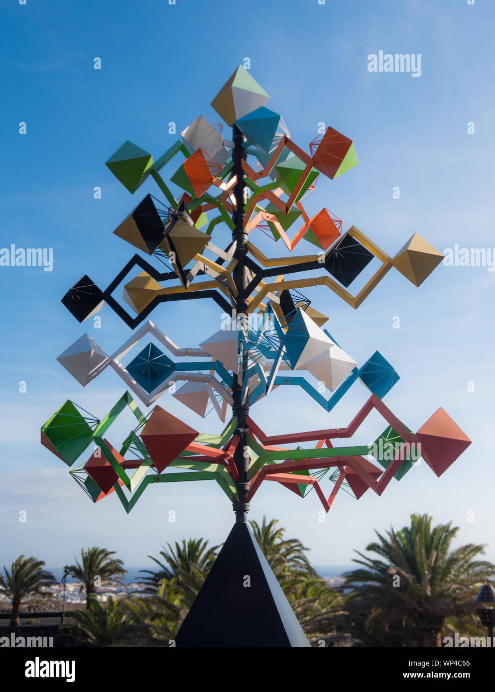 Lanzarote, Spagna Ottobre 15 2018: Energia della piramide, a partire da una serie di giocattoli di vento, fatta circa 1991. Scultura di Cesar Manrique fu un famoso Foto Stock