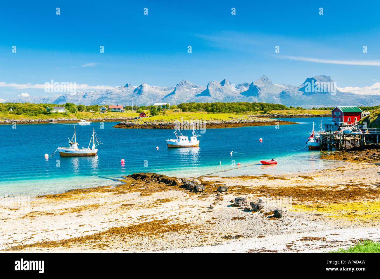 Le montagne chiamato sette sorelle in Norvegia settentrionale visto dall'isola di Herøy sulla costa di Helgeland. Foto Stock