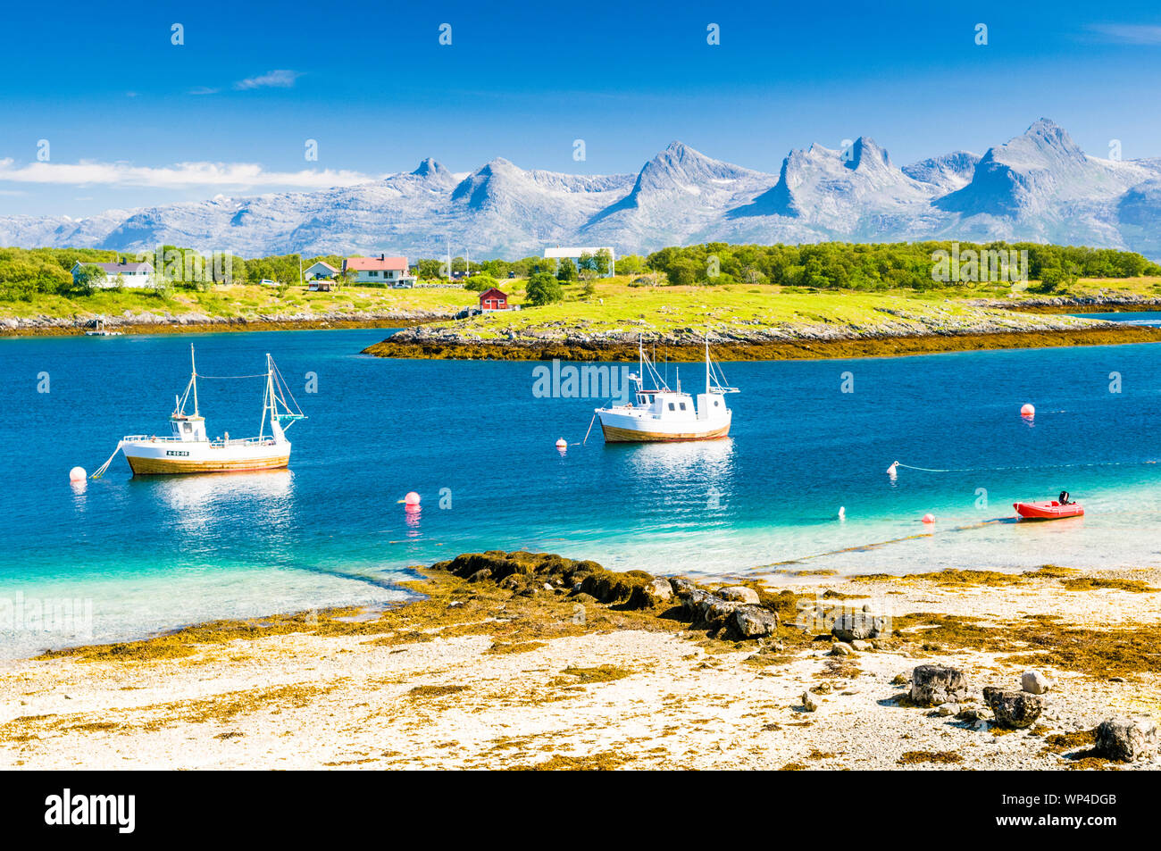 Le montagne di sette sorelle in Norvegia settentrionale visto dall'isola di Herøy. Foto Stock