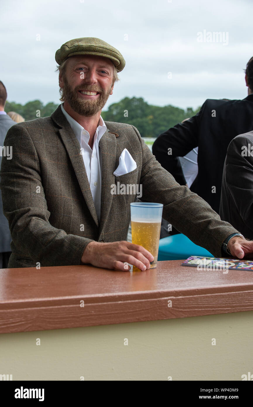 Italian Tourist Board Festival di cibo e vino, Ascot Racecourse, Ascot, Berkshire, Regno Unito. 6 Settembre, 2019. Racegoer Dan Caldwell indossa un cappello in tweed e giacca di tweed per Ascot gare. Credito: Maureen McLean/Alamy Foto Stock