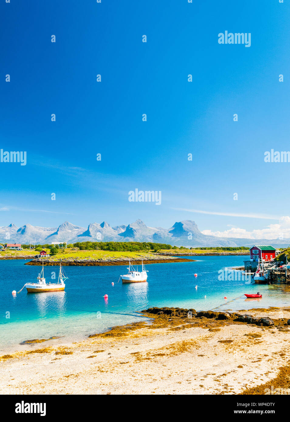 Le montagne di sette sorelle in Norvegia settentrionale visto dall'isola di Herøy. Foto Stock