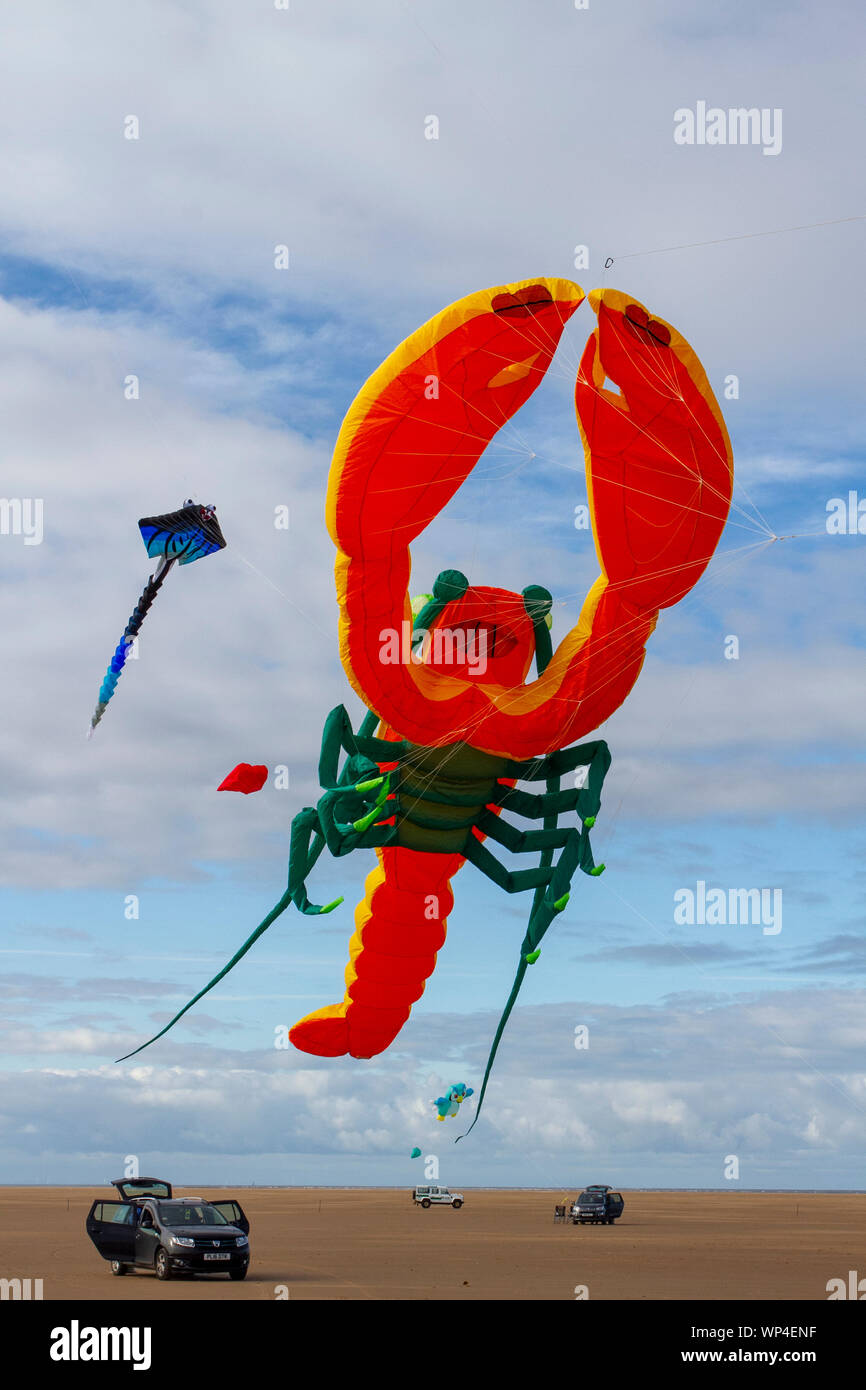 Rolf Zimmerman Lobster Kite mentre il riprogrammato Lytham Kite festival si svolge sulle spiagge incontaminate della costa di Fylde. All’inizio dello spettacolo della giornata, le squadre esporate si sono trovate di fronte a leggeri venti onshore, visto che si prevede che migliaia di persone parteciperanno all’evento autunnale. Credito; MediaWorldImages/AlamyLiveNews Foto Stock