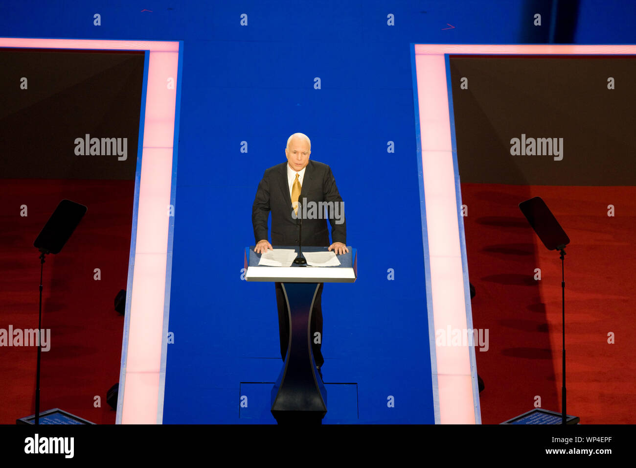 Convention Nazionale Repubblicana, 4 settembre, 2008. Il candidato presidenziale John McCain risolve il pubblico alla convenzione, St. Paul, Minnesota Foto Stock