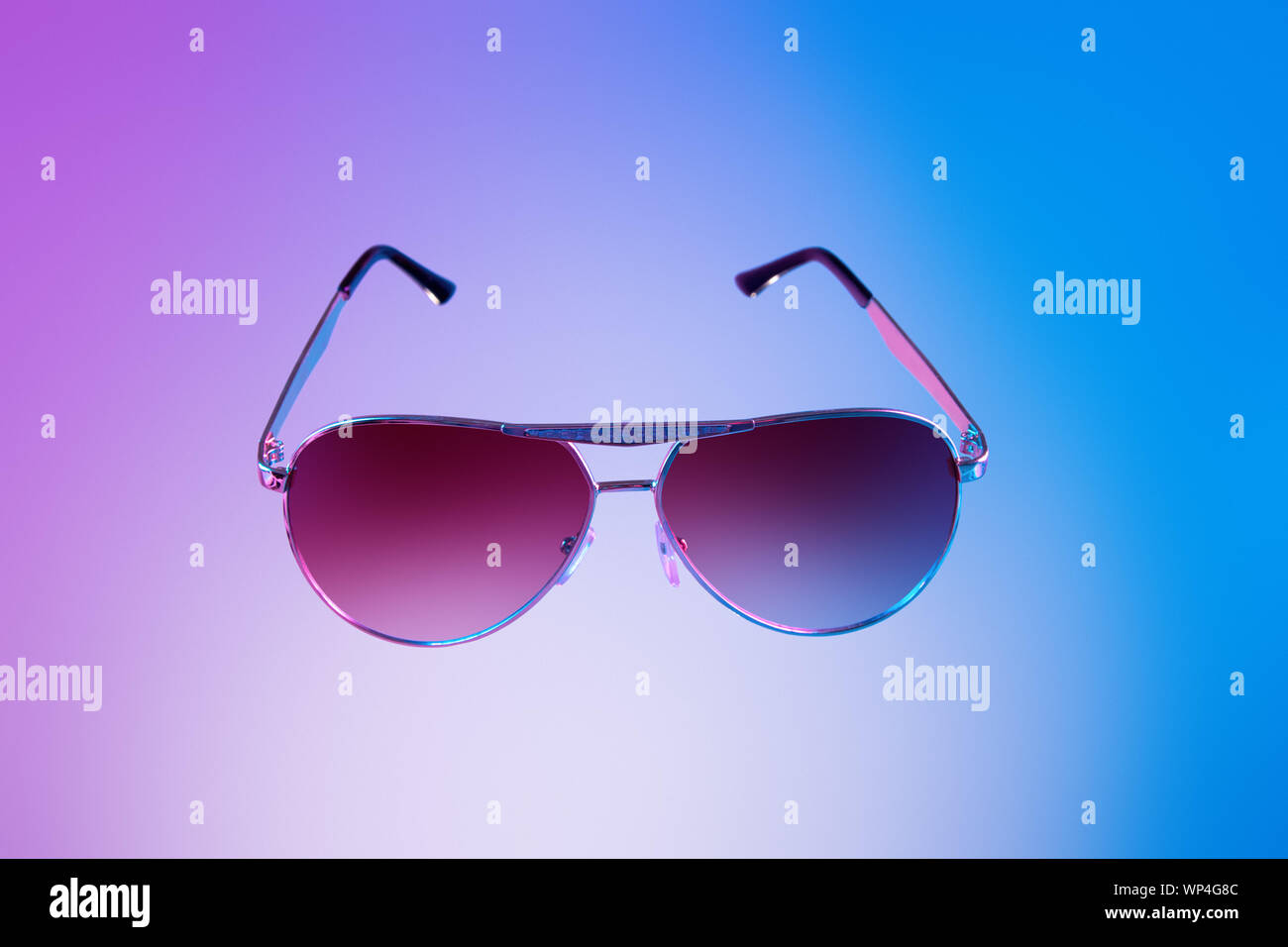 Elegante aviator occhiali da sole con variopinte / duo tono di illuminazione di sfondo - lo stile di vita e oggetto di moda Concetto di immagine. Foto Stock