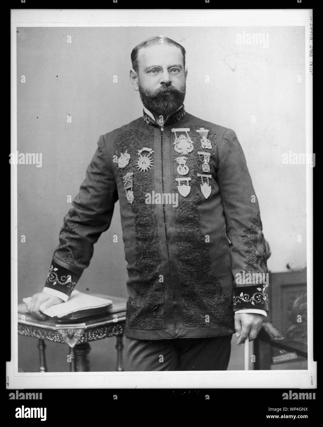 John Philip Sousa, tre quarti di lunghezza verticale, in piedi, rivolto verso la parte anteriore Foto Stock