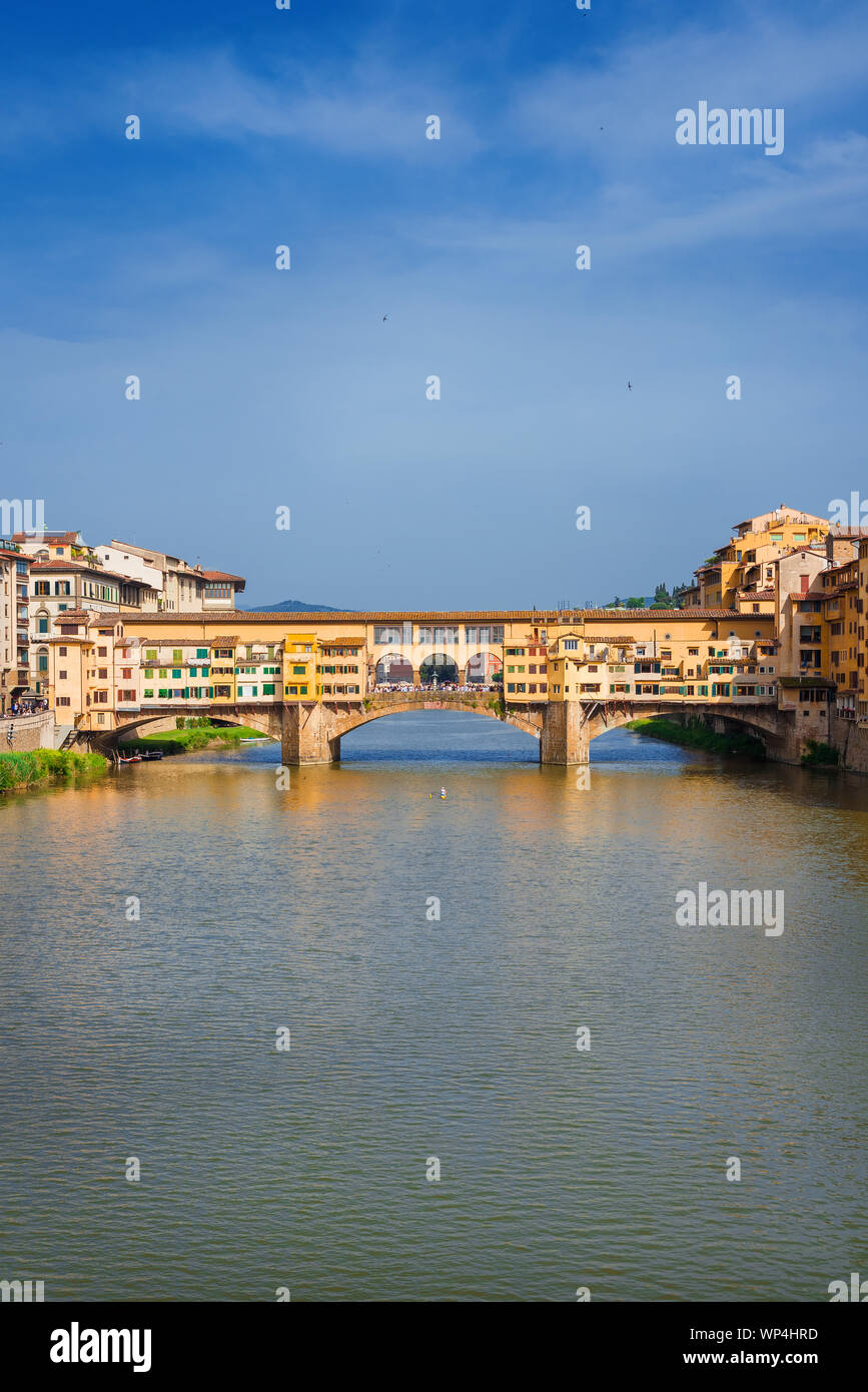 Vista del famoso Ponte Vecchio oltre il Fiume Arno, nel centro storico di Firenze Foto Stock