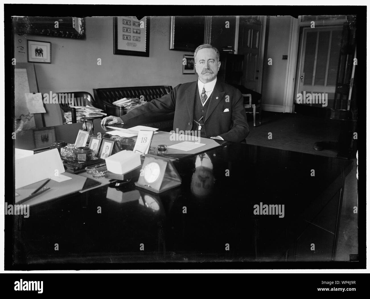 John Skelton Williams a scrivania Foto Stock