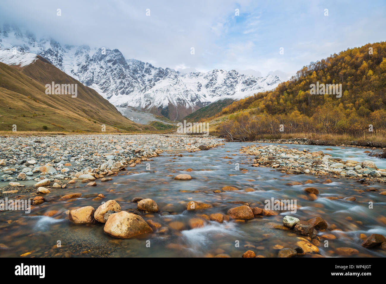Fiume Enguri e la vetta del Monte Shkhara. In autunno il paesaggio di montagna. Principale crinale caucasico. Zemo Svaneti, Georgia Foto Stock