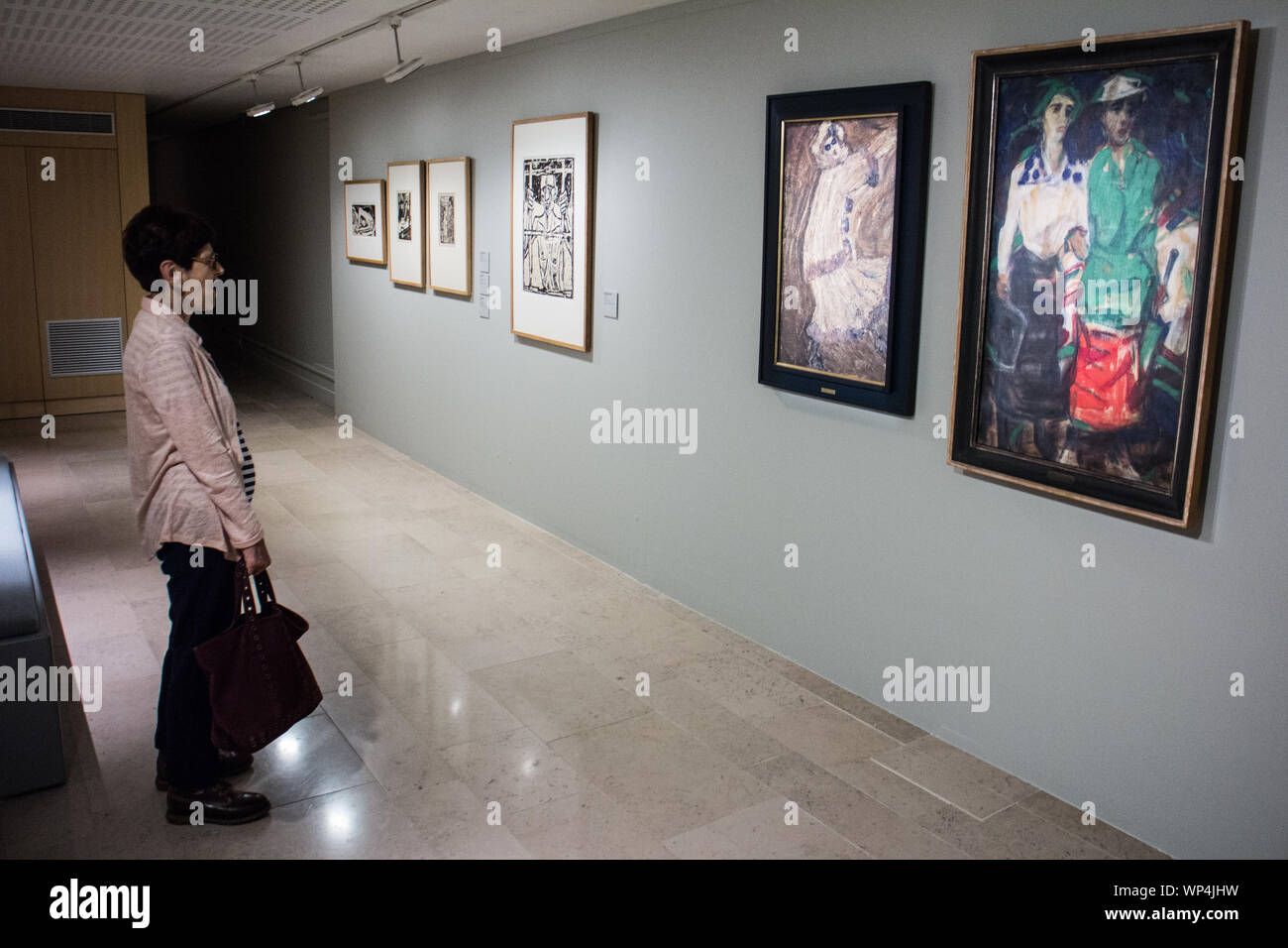Evian,Palais Lumière,donna che guarda un dipinto : Christian Rohlfs (ca. 1917) Foto Stock