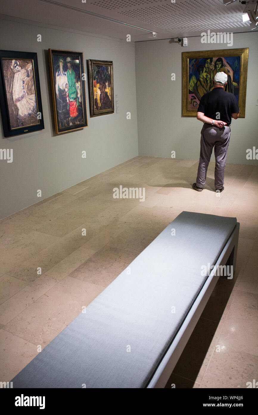 Evian,Palais Lumière : Espressionismo tedesco;l'uomo guardando Kirchner del dipinto : gruppo di artisti (1913) Foto Stock