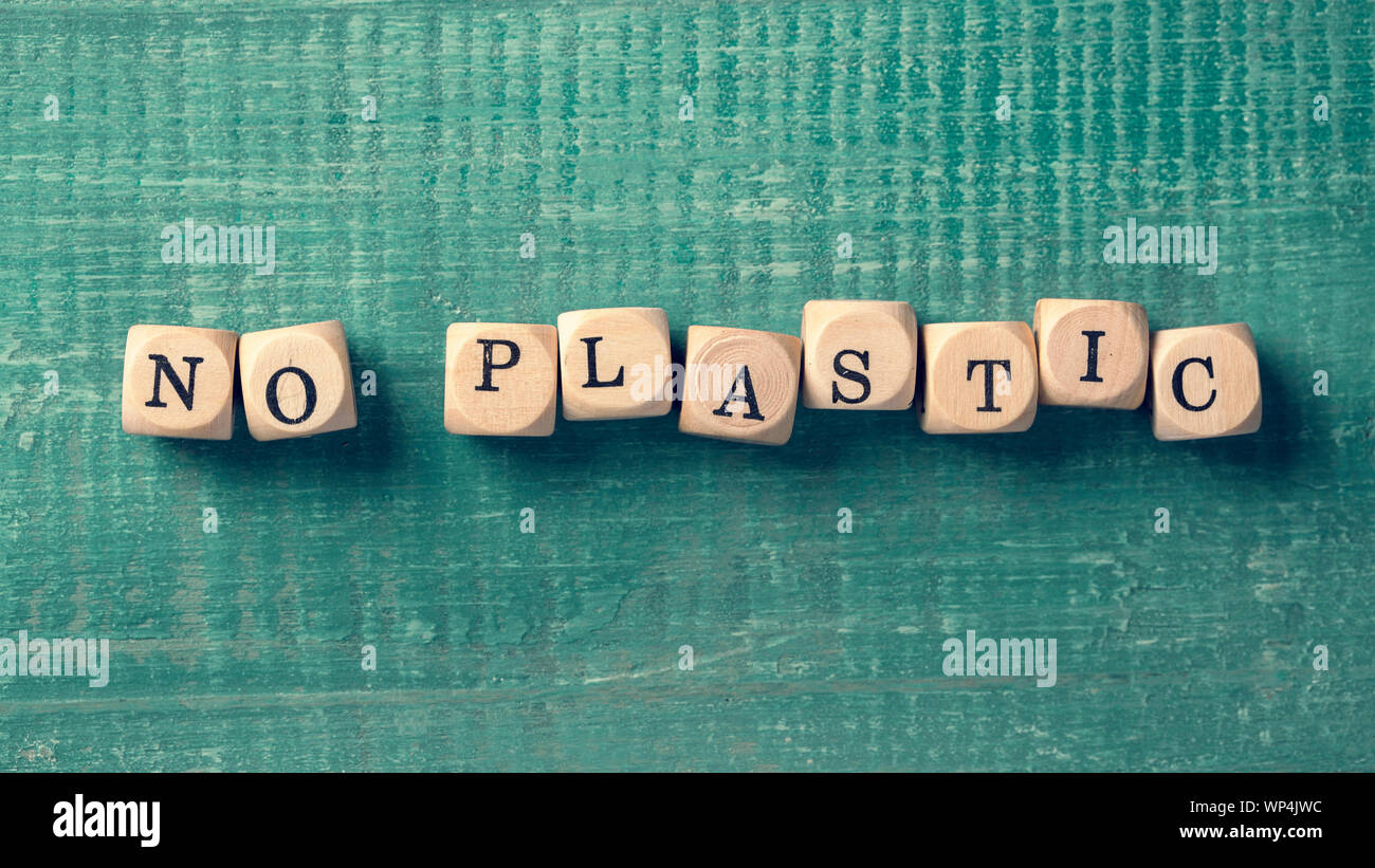 Lettera a cubetti con parola no plastica. Il concetto di ambiente. Foto Stock