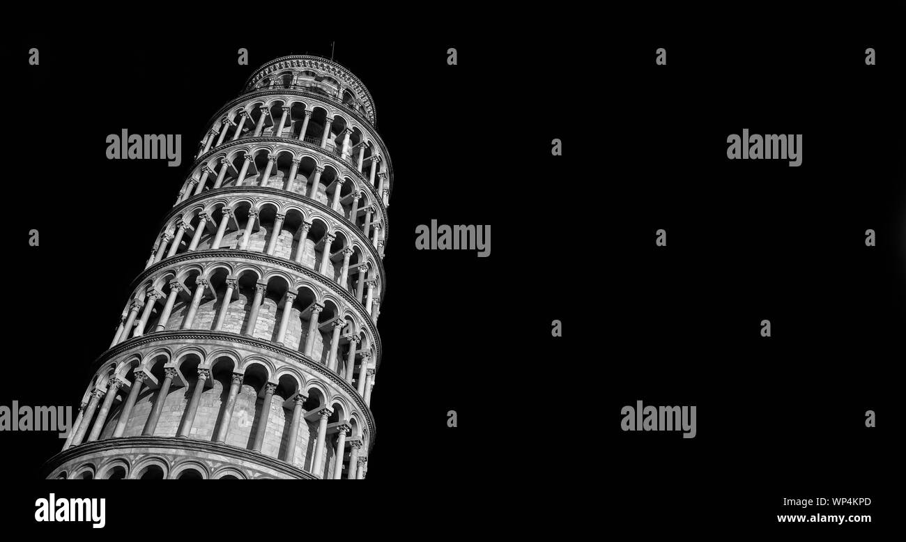 Torre pendente di Pisa visto dal di sotto (in bianco e nero con spazio copia) Foto Stock