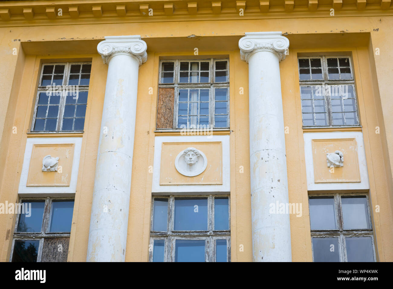Ex sede storica caserma, 'Haus der Offiziere' o 'Officers House' abbandonata dall'esercito russo nel 1994 decadendo in Wünsdorf, Germania Foto Stock