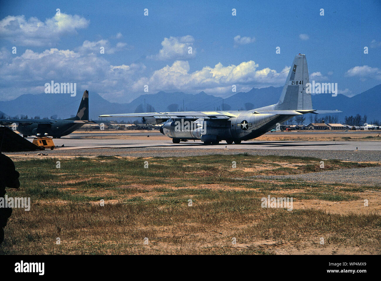 Vietnam-Krieg / Guerra del Vietnam - USAF United States Air Force Lockheed C-130E Hercules Foto Stock