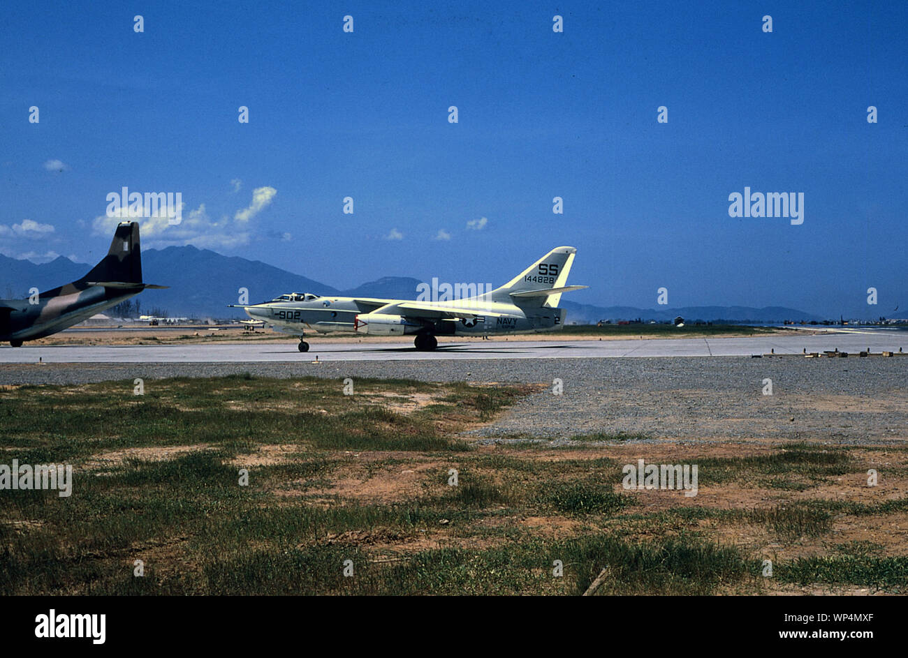 Vietnam-Krieg / Guerra del Vietnam - US NAVY / Marina degli Stati Uniti Douglas A3D-1 (A 3A) Skywarrior Foto Stock