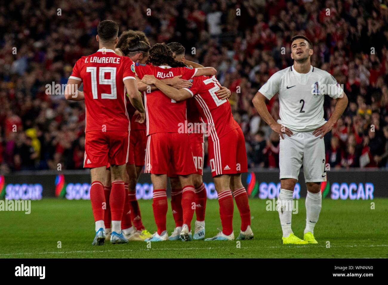 Il Galles celebrano il loro obiettivo di apertura contro Azerbaigian. Il Galles v Azerbaigian UEFA EURO 2020 il qualificatore a Cardiff City Stadium. Lewis Mitchell/YCPD. Foto Stock