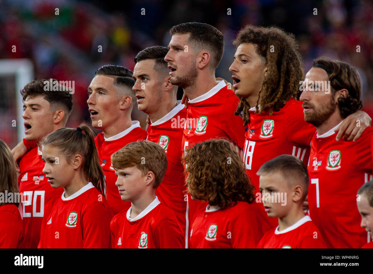 Il Galles eseguire l'inno nazionale. Il Galles v Azerbaigian UEFA EURO 2020 il qualificatore a Cardiff City Stadium. Lewis Mitchell/YCPD. Foto Stock