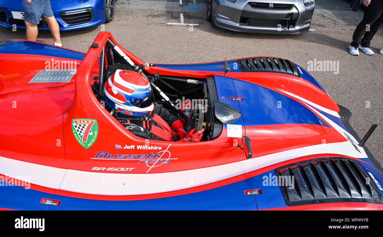 Brighton Regno Unito 7 Settembre 2019 - concorrenti prendere parte all'annuale nazionale di Brighton Speed Trials lungo Madeira Drive sul lungomare . L'evento è gestito da Brighton e Hove Motor Club ed è aperto alle automobili e motocicli vecchi e nuovi con alcuni dei driver nei loro anni ottanta come pure . Credito : Simon Dack / Alamy Live News Foto Stock