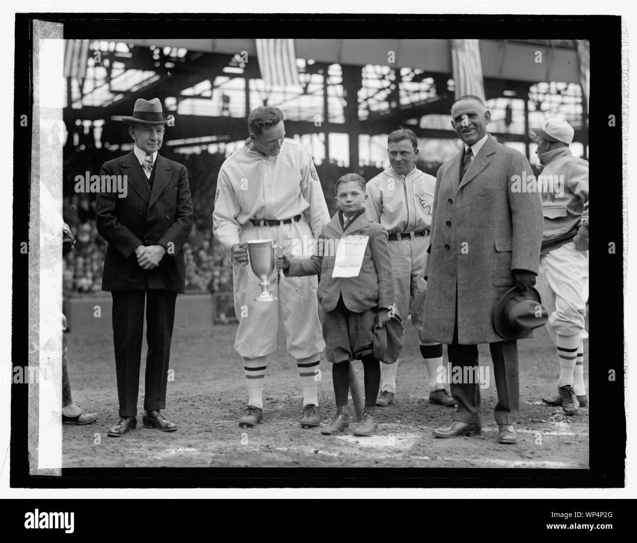 Johnson ricevendo tazza da Edwin Marshall, 4/13/26 Foto Stock