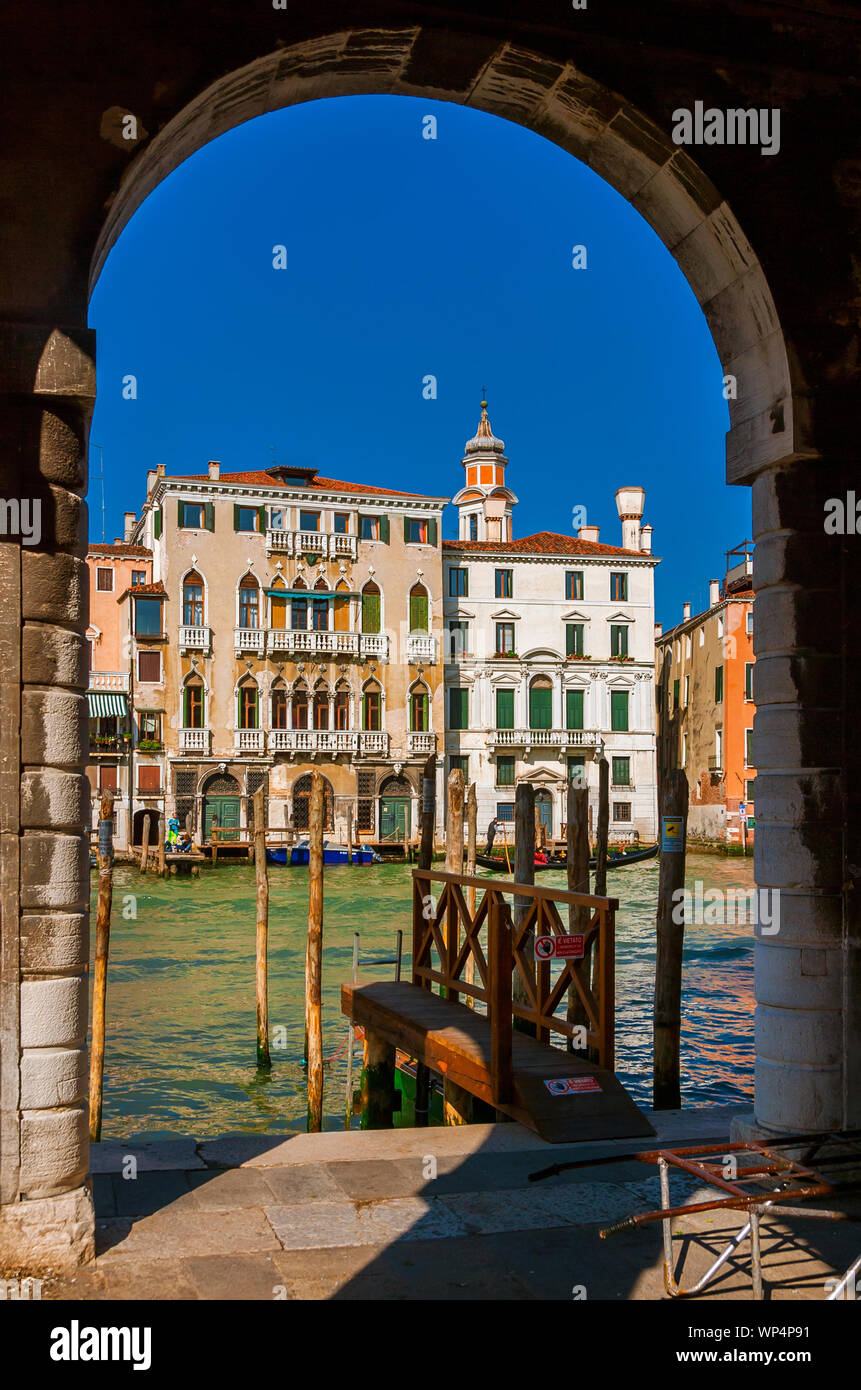 Vista di Gand Canal con il suo bel palazzo di Venezia dal mercato di Rialto arch Foto Stock