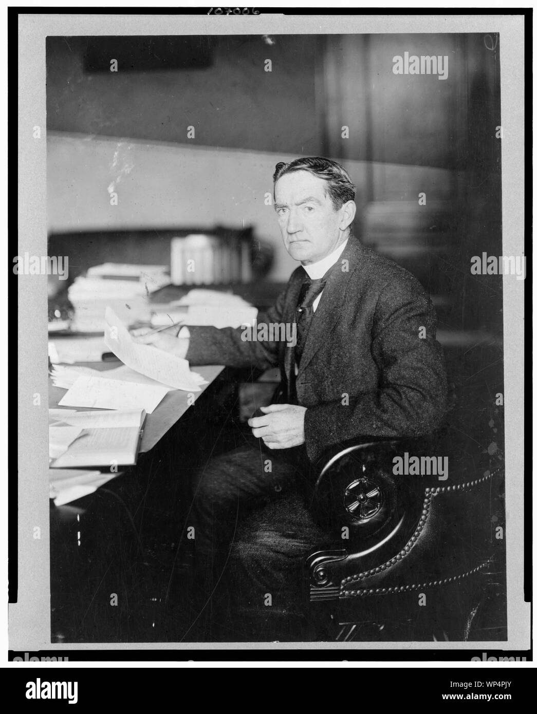 Jonathan Bourne, Jr., tre quarti di lunghezza verticale, seduto, rivolto leggermente verso sinistra Foto Stock